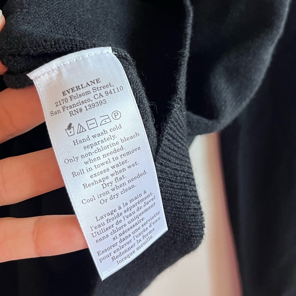 NWT Everlane The Classic Crew in Cashmere Black - Medium - 100% Cashmere - Picture 9 of 12